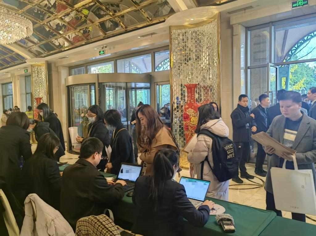 12月12日，第十批國(guó)家組織藥品集中帶量采購(gòu)現(xiàn)場(chǎng)。新華社記者龔雯 攝
