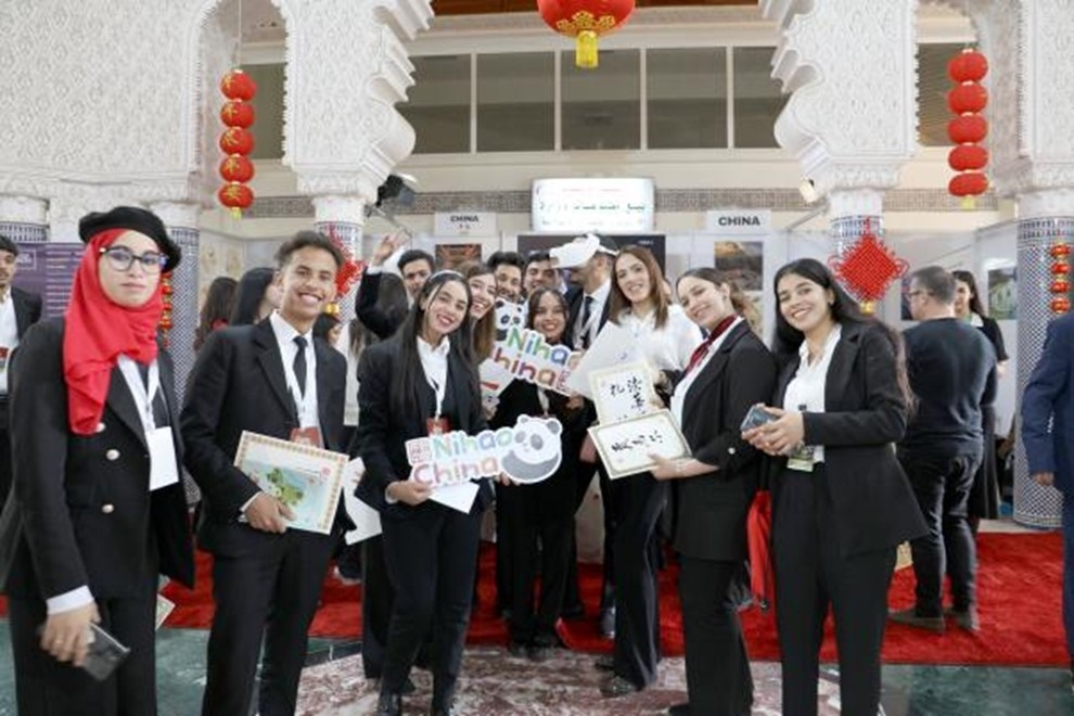 當(dāng)?shù)孛癖娛殖帧澳愫?！中?guó)”手牌合影。拉巴特中國(guó)文化中心供圖