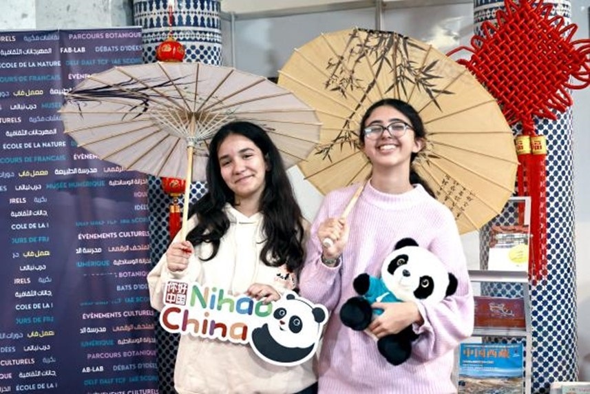 兩名女孩在合影。拉巴特中國(guó)文化中心供圖