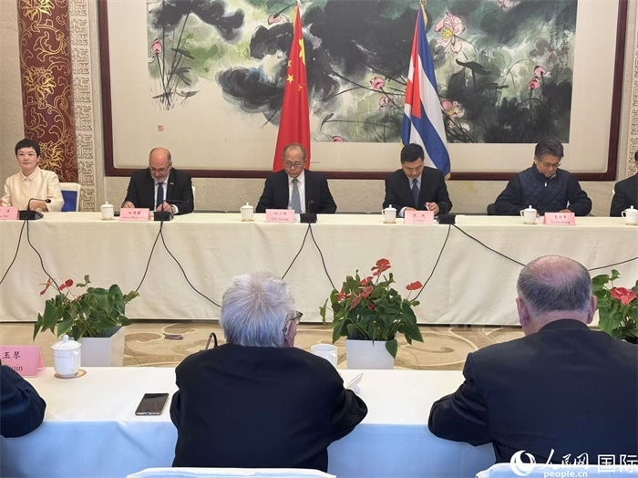 “紀(jì)念首批中國(guó)學(xué)生赴古巴留學(xué)暨中古開(kāi)啟教育合作60周年座談會(huì)”在京舉辦。人民網(wǎng)記者 趙健攝