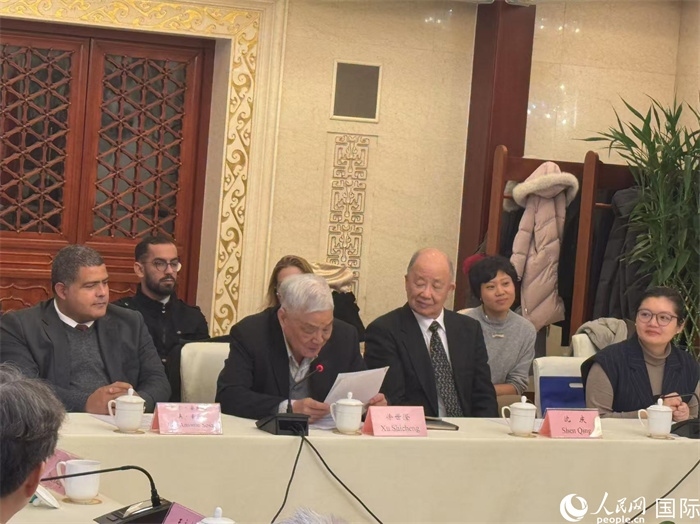 老一輩赴古留學(xué)生代表徐世澄在座談會(huì)上發(fā)言。人民網(wǎng)記者 趙健攝