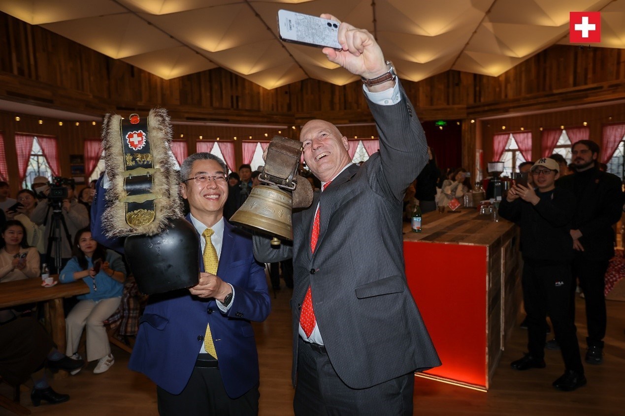 瑞士駐華大使白瑞誼與北京市西城區(qū)委副書記、代區(qū)長郅海杰搖響瑞士牛鈴，共同為小木屋揭幕。瑞士駐華大使館供圖