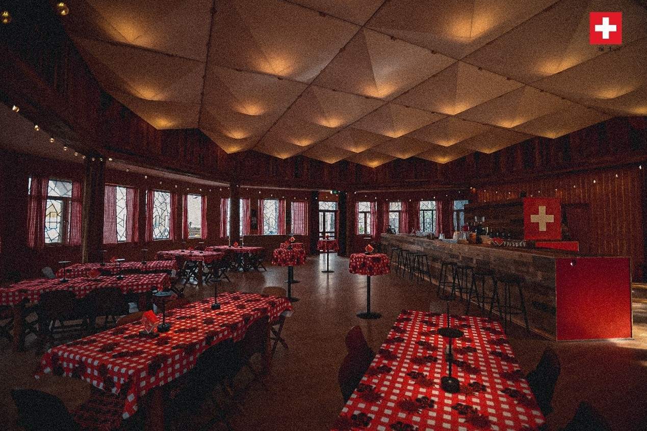 瑞士小木屋內(nèi)飾采用瑞士紅、森林棕與雪山白三種主色調(diào)，營造出自然與現(xiàn)代交融的氛圍。瑞士使館供圖