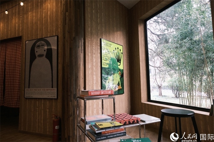 小木屋室內(nèi)一角體現(xiàn)出時尚簡約的瑞士元素。人民網(wǎng) 實(shí)習(xí)生黃睿攝