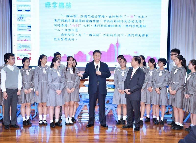 △2019年12月19日，在濠江中學(xué)附屬英才學(xué)校觀摩以“‘一國(guó)兩制’與澳門”為題的中國(guó)歷史公開課后，習(xí)近平主席走到學(xué)生中間即席發(fā)表重要講話。