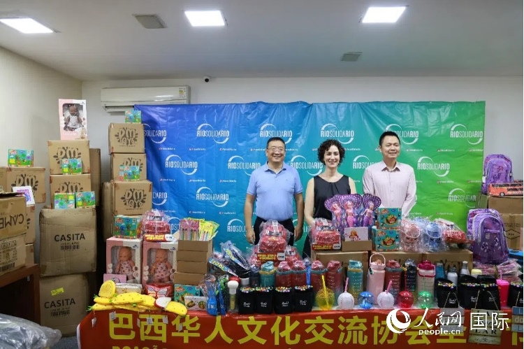 中國駐里約熱內(nèi)盧總領(lǐng)館副總領(lǐng)事王尉育（右）、里約慈善協(xié)會(huì)主席保拉·菲格雷多（中）、巴西華人文化交流協(xié)會(huì)主席上官建峰（左）出席捐贈(zèng)活動(dòng)并致辭。人民網(wǎng)記者 陳海琪攝