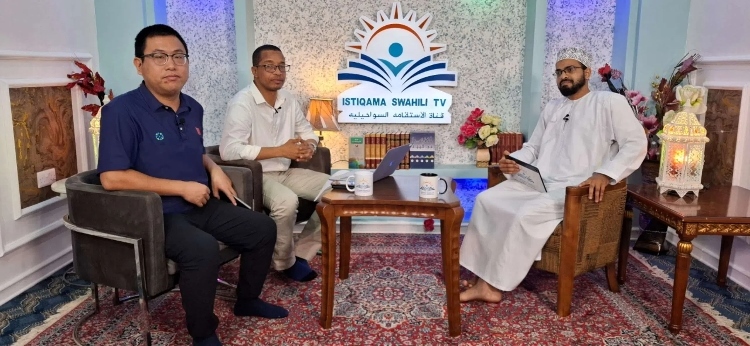 牛曉兵主任參與當地電視臺訪談。中國援桑醫(yī)療隊供圖