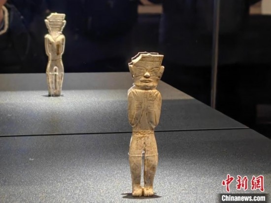 12月14日，“文明先鋒—凌家灘文化玉器展”在故宮博物院文華殿開幕。圖為展覽現(xiàn)場的立姿玉人。 中新社記者 應妮 攝