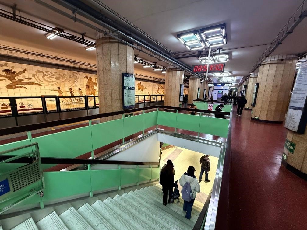 乘客從北京地鐵2號線東四十條站走“站中站”換乘地鐵3號線。新華社記者張驍 攝