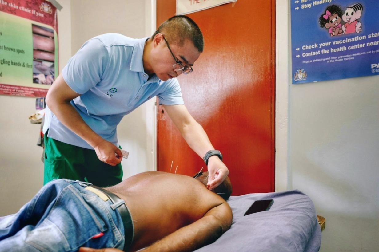 第20期中國（江蘇）援圭亞那醫(yī)療隊在圭偏遠(yuǎn)的林登高速社區(qū)開展義診。中國援圭醫(yī)療隊供圖