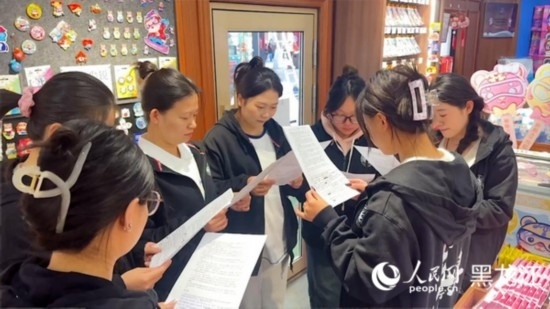 工會組織企業(yè)職工開展技能培訓活動。人民網(wǎng)記者 張哲鑫攝