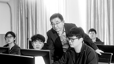 于濤教授對團隊成員進行技術(shù)指導。資料圖片