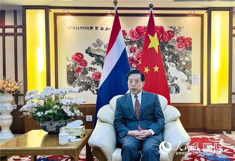 2024年12月10日，中國(guó)駐泰國(guó)大使韓志強(qiáng)在泰國(guó)曼谷接受中國(guó)—東盟中心（ACC）組織的“多彩東盟：2024年中國(guó)媒體東盟行”媒體團(tuán)采訪。人民網(wǎng)記者 羨江楠攝