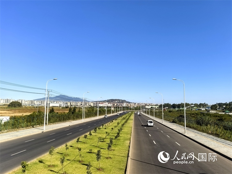新近完工的埃塞俄比亞卡里提環(huán)線—布爾布拉—克林圖公路遠(yuǎn)景。張洪衛(wèi)攝