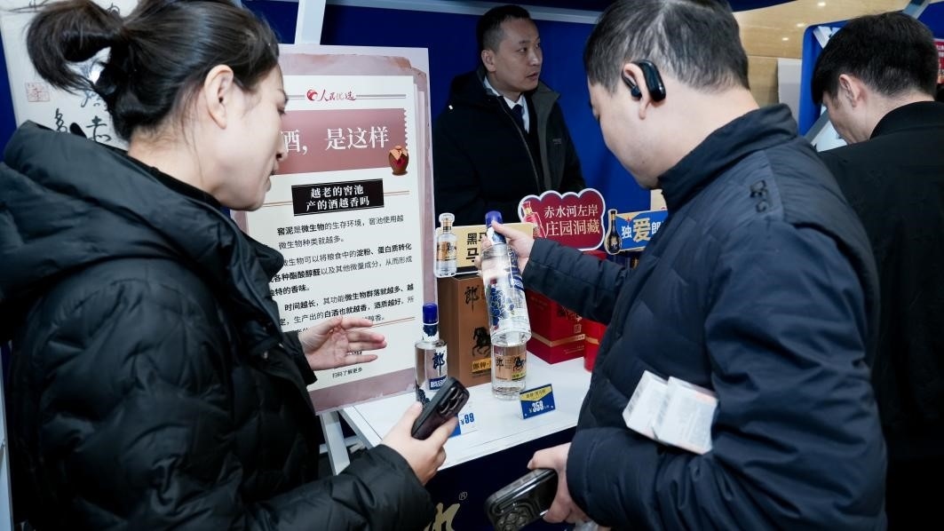 白酒展位負(fù)責(zé)人在為嘉賓介紹。張新攝