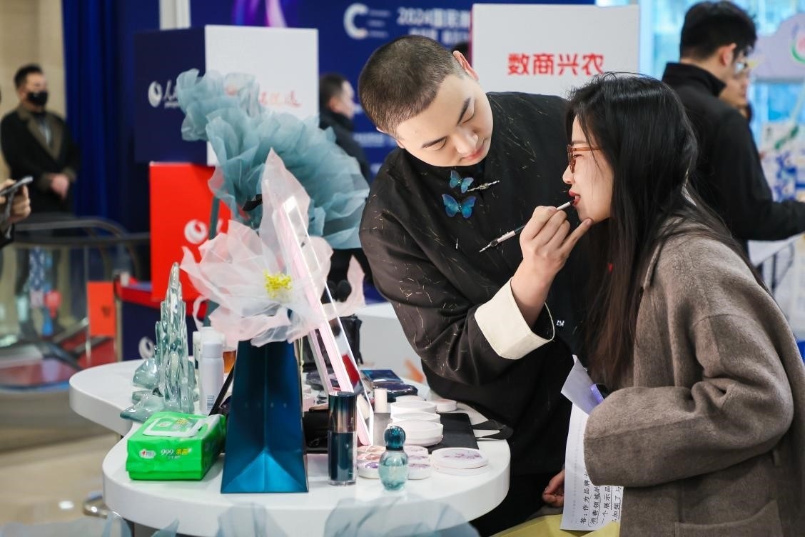 美妝展位化妝師為嘉賓一對(duì)一化妝。林文松攝