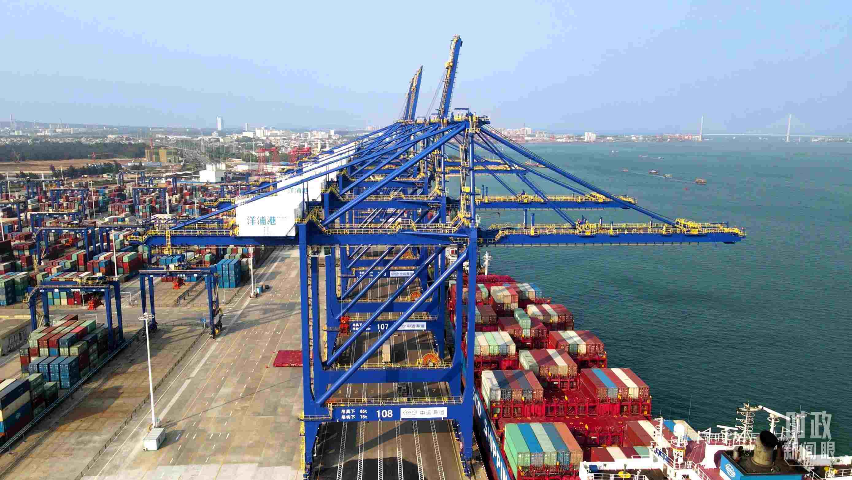 海南洋浦國際集裝箱碼頭小鏟灘港區(qū)。（總臺央視記者彭漢明拍攝）