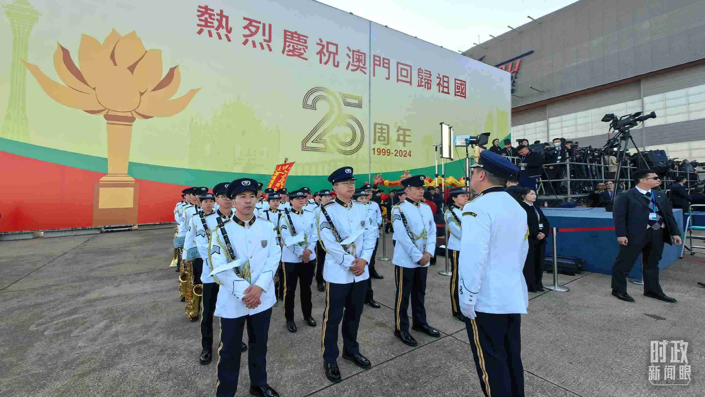 △澳門警察樂隊靜候習(xí)主席到來。（總臺央視記者段德文拍攝）