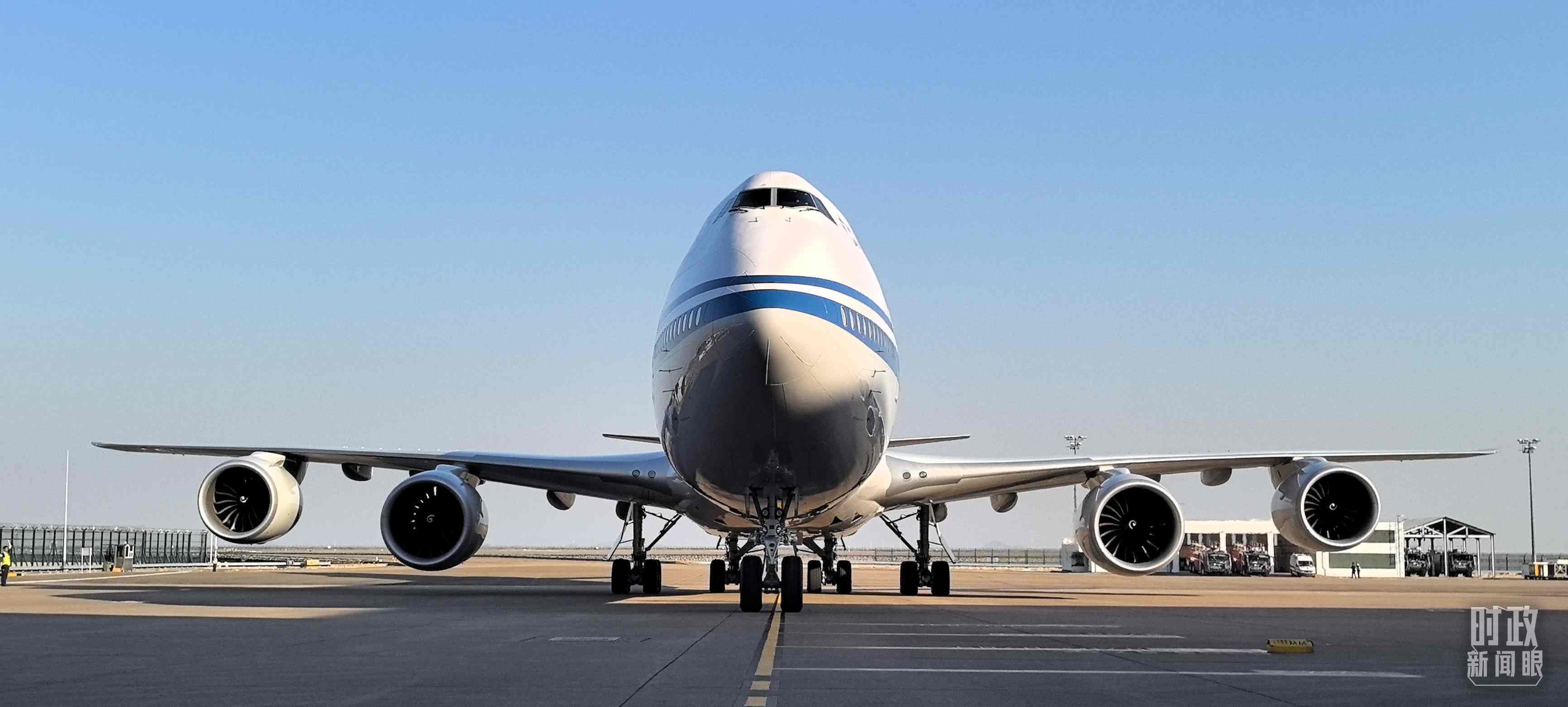 △習(xí)主席專機抵達(dá)澳門國際機場。（總臺央視記者王子杭拍攝）