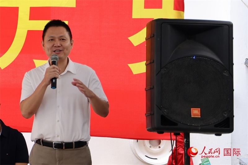 中國駐里約總領(lǐng)館副總領(lǐng)事王尉育在捐贈(zèng)活動(dòng)上致辭。人民網(wǎng)記者 陳海琪攝