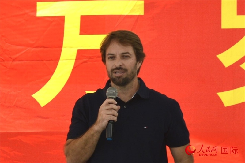 里約州環(huán)境與可持續(xù)發(fā)展廳副廳長費(fèi)利佩·克魯奇克在捐贈(zèng)活動(dòng)上致辭。人民網(wǎng)記者 陳海琪攝