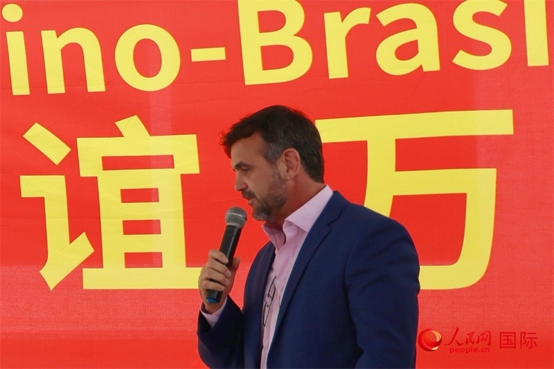 里約州國家環(huán)境研究所所長雷納托·若爾當(dāng)在捐贈(zèng)活動(dòng)上致辭。人民網(wǎng)記者 陳海琪攝