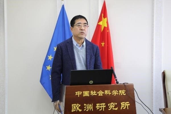 中國社會科學(xué)院歐洲研究所所長、《歐洲發(fā)展報告（2023～2024）》主編馮仲平研究員致辭。吳迪攝