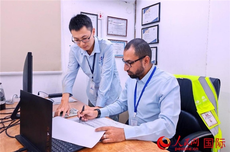 中外員工共同跟進(jìn)項(xiàng)目進(jìn)展。人民網(wǎng)記者 管克江攝