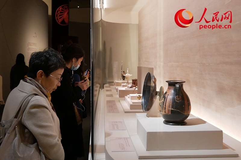 11月13日，觀眾正在國博參觀“美的多元——古希臘的藝術(shù)與生活”展。人民網(wǎng)記者 韋衍行攝
