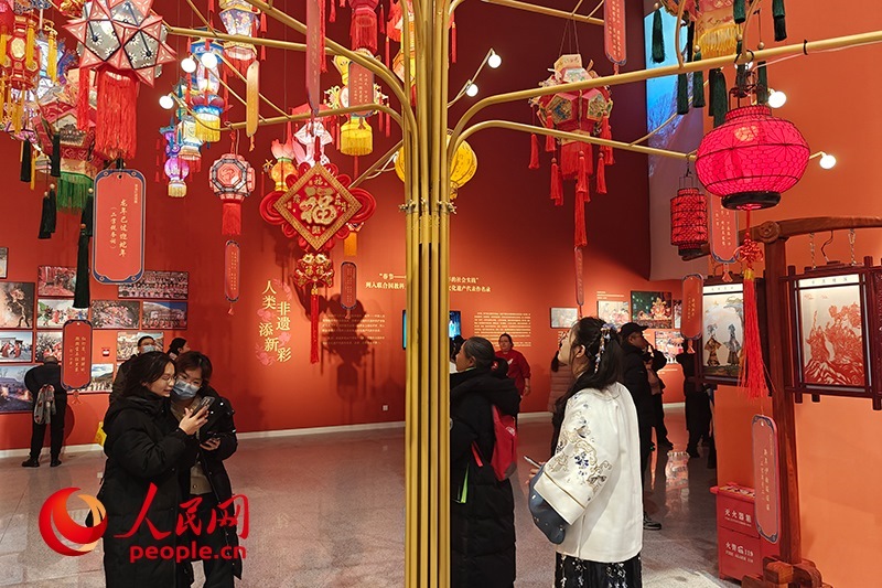 12月21日，觀眾正在參觀“過年——春節(jié)主題展”。人民網(wǎng)記者 韋衍行攝