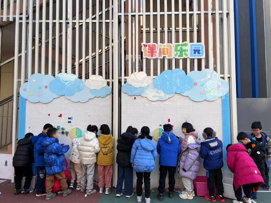 學生們在課間樂園玩拼圖。人民網 白炅攝