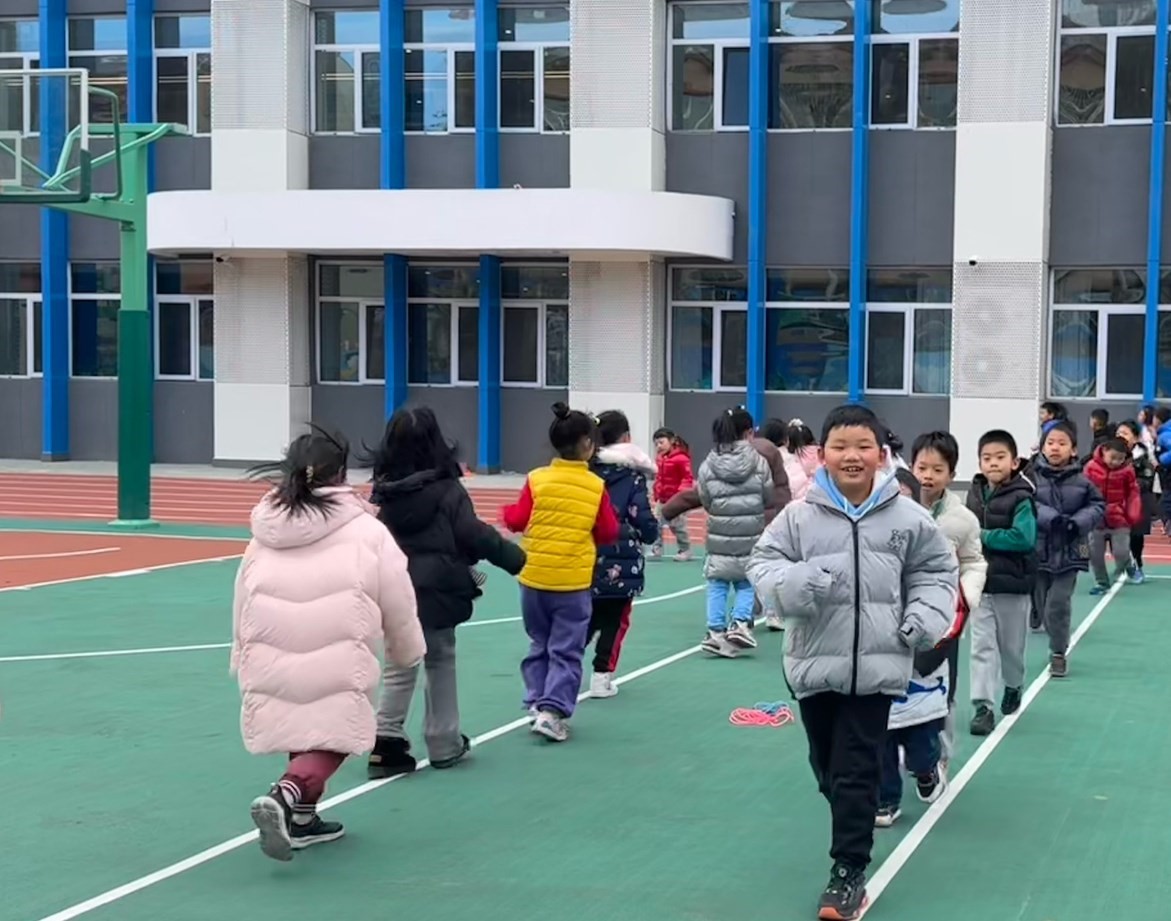 一年級的同學課間跑步 。學校供圖