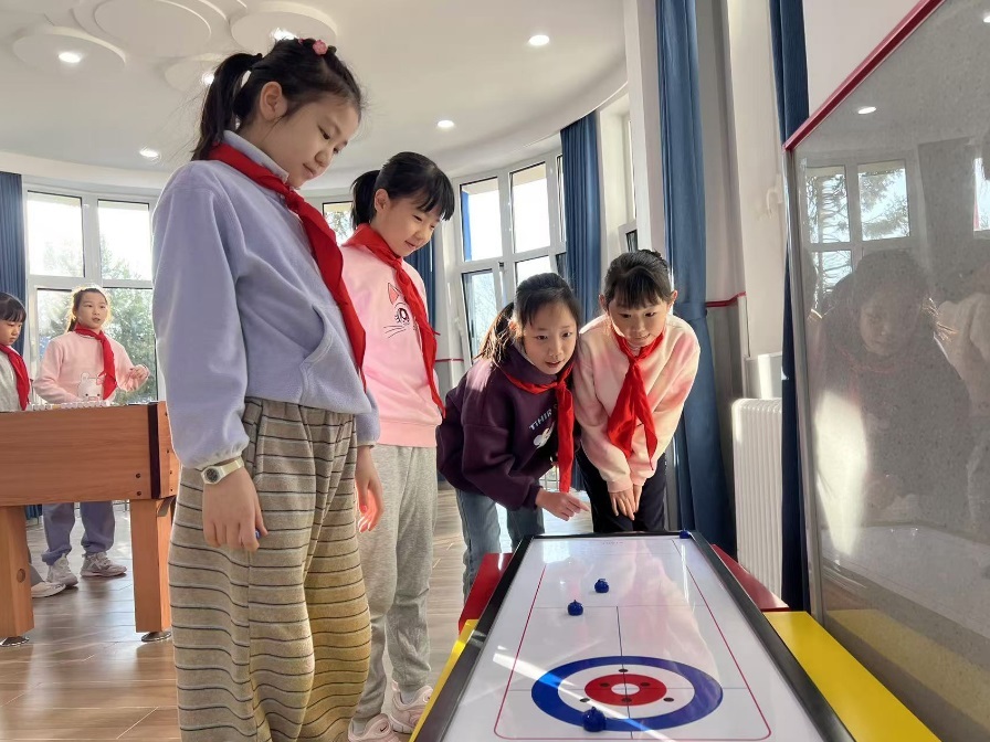 學生們在少先隊大廳進行課間活動。人民網 白炅攝