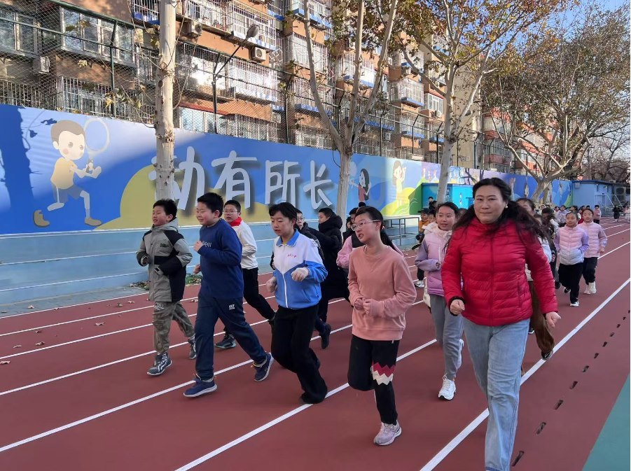 學生們在班主任陪同下跑步。人民網 白炅攝