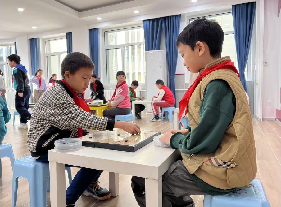 學生們在少先隊大廳下圍棋。人民網 白炅攝