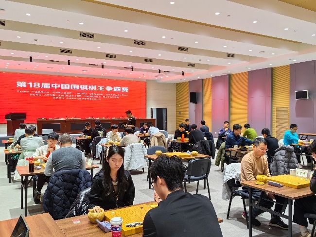 棋手在比賽中。人民網(wǎng)記者 李乃妍攝