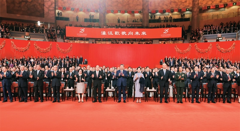 2024年12月19日晚，慶祝澳門回歸祖國25周年文藝晚會在澳門東亞運動會體育館舉行。中共中央總書記、國家主席、中央軍委主席習(xí)近平觀看演出。晚會最后，習(xí)近平同全場觀眾一起高唱《歌唱祖國》。 新華社記者 丁林/攝