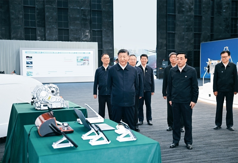 2024年10月17日至18日，中共中央總書記、國家主席、中央軍委主席習(xí)近平在安徽考察。這是17日下午，習(xí)近平在合肥濱湖科學(xué)城察看安徽省重大科技創(chuàng)新成果集中展示。 新華社記者 謝環(huán)馳/攝