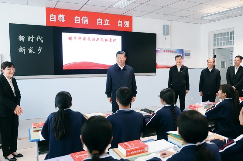2024年6月18日至19日，中共中央總書記、國家主席、中央軍委主席習(xí)近平在青海考察。這是18日下午，習(xí)近平在果洛西寧民族中學(xué)高一（1）班觀摩“新時代、新家鄉(xiāng)”主題思政課。 新華社記者 鞠鵬/攝