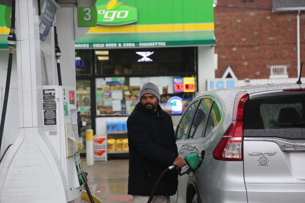 2024年12月11日，一名男子在美國紐約一處加油站加油。新華社記者劉亞南 攝