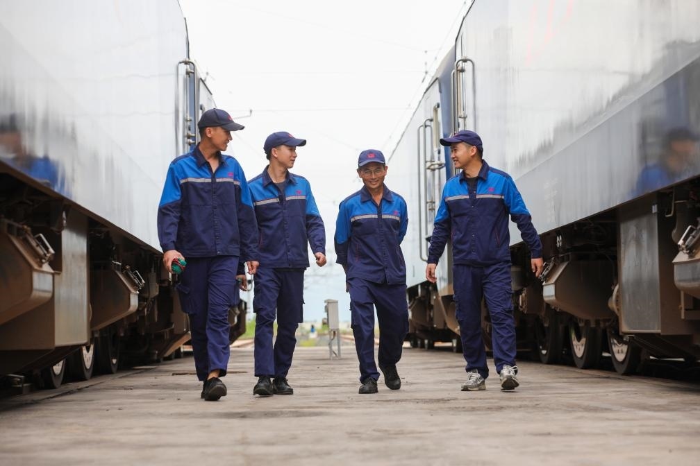 2024年9月9日，來(lái)自中國(guó)、老撾的師徒4人在中老鐵路萬(wàn)象運(yùn)營(yíng)管理中心的機(jī)車檢修庫(kù)內(nèi)。新華社發(fā)（楊永全攝）