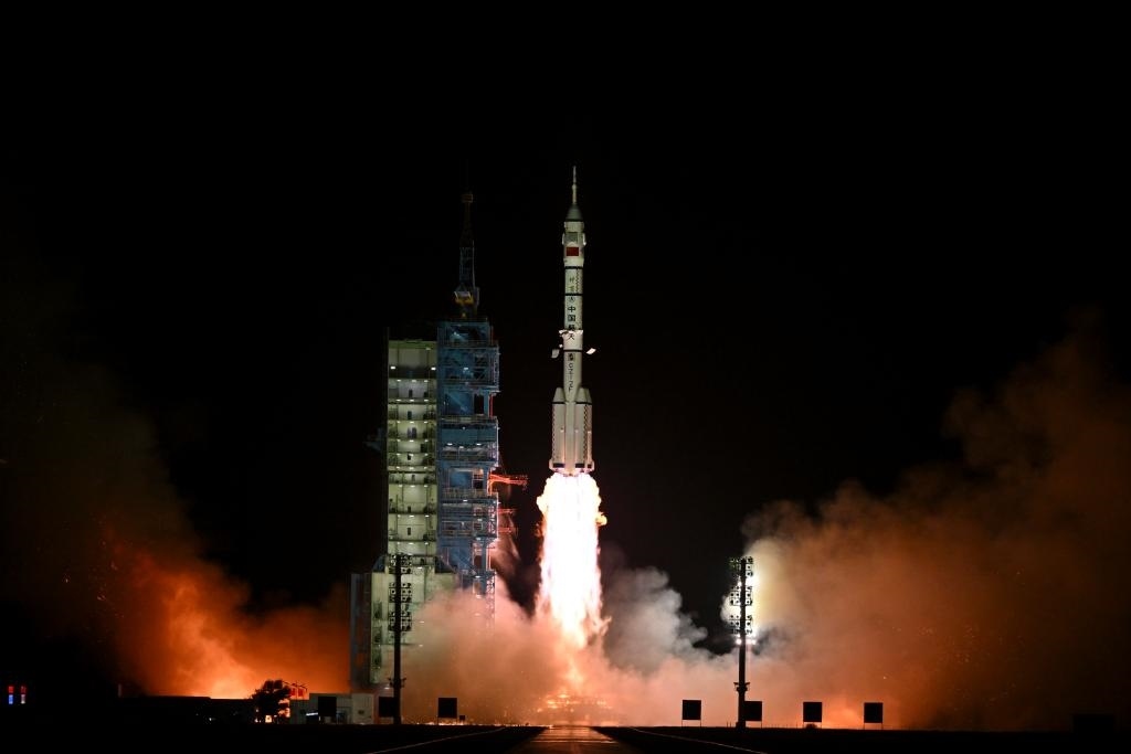 2024年10月30日，搭載神舟十九號(hào)載人飛船的長(zhǎng)征二號(hào)F遙十九運(yùn)載火箭在酒泉衛(wèi)星發(fā)射中心點(diǎn)火發(fā)射。新華社記者李鑫攝