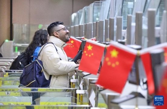 1月2日，國外旅客通過大興機場邊檢站入境。新華社記者 李欣 攝