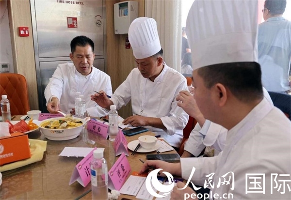 評委正在品嘗菜品并打分。人民網記者 管克江攝