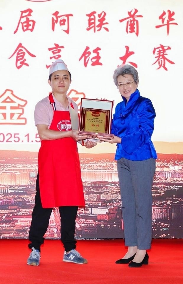 中國駐迪拜總領事歐渤芊（右）為金獎獲得者頒獎。主辦方供圖