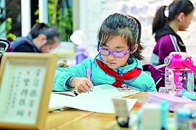 在河南洛陽市澗西區(qū)長安路街道長安路二社區(qū)共享自習室內(nèi)，孩子們在學習。李衛(wèi)超攝/光明圖片