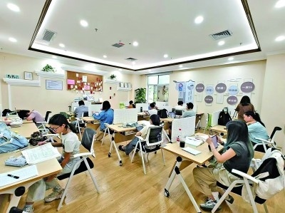 廣東深圳市龍崗區(qū)黨群服務(wù)中心開設(shè)的共享自習室一景。受訪者供圖