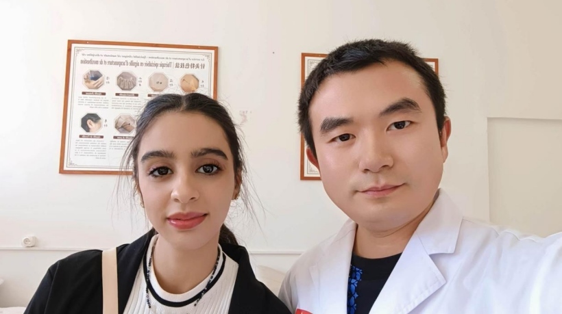 康復(fù)后的阿斯瑪與中國(guó)醫(yī)生梁敏。中國(guó)援阿爾及利亞醫(yī)療隊(duì)供圖