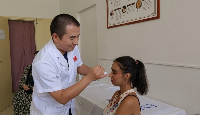 中國(guó)醫(yī)生為患者針灸治療。中國(guó)援阿爾及利亞醫(yī)療隊(duì)供圖