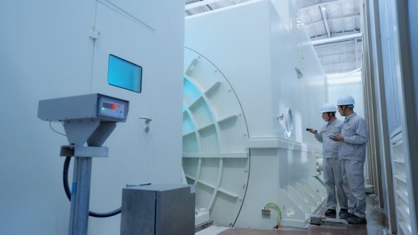 工作人員檢查300兆瓦壓氣儲能示范工程發(fā)電機(jī)。受訪者供圖